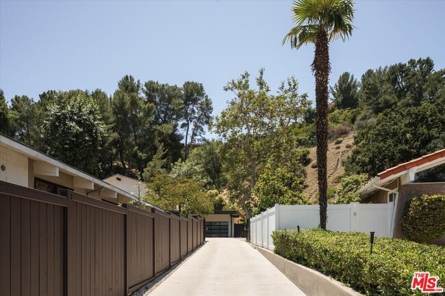 Building Photo - 2313 Banyan Dr