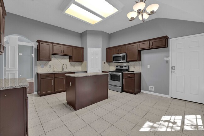 Building Photo - 27186 Kings Manor Dr S