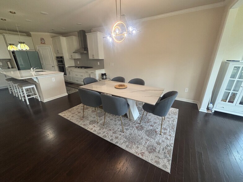 Building Photo - Room in House on Aintree Ave