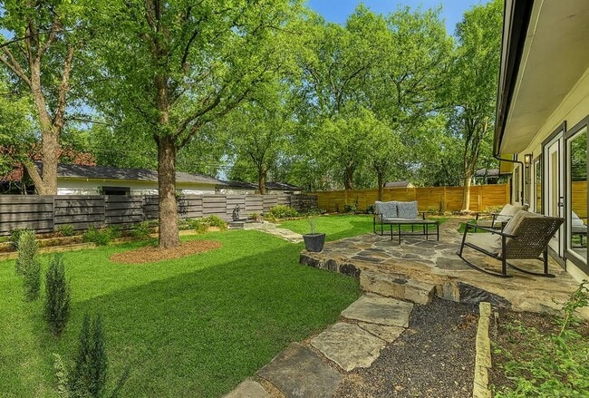 Building Photo - 7002 Whispering Oaks Dr