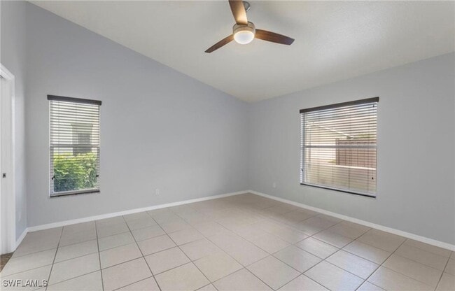 Building Photo - 1749 Royal Cir