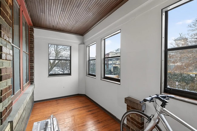 Building Photo - 2827 Pleasant Ave