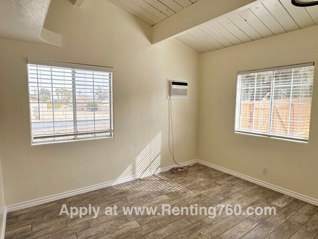 Building Photo - Cute and Cozy 2 Bed Home!