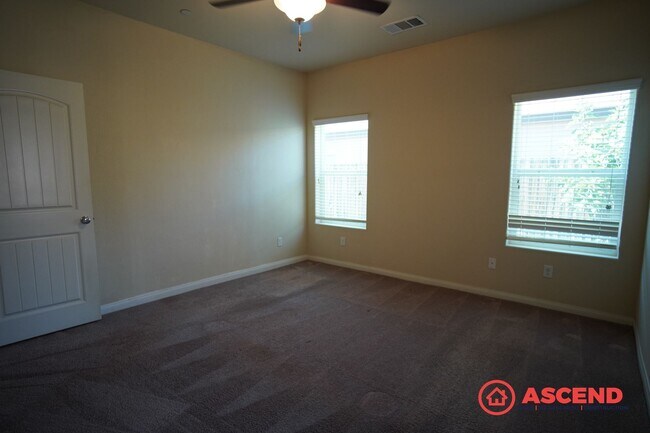 Building Photo - Stunning 4 Bed 2 Bath Home Off of Hosking and Wible!