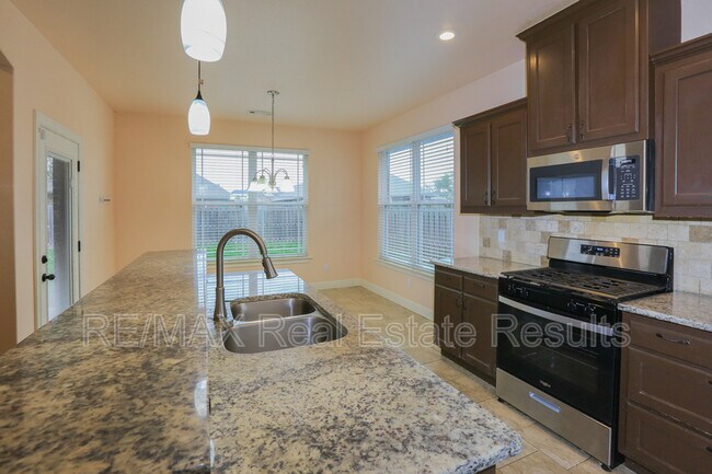 Building Photo - 2202 SW Tupelo Ave