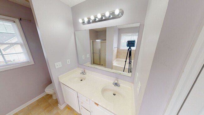 Building Photo - 4 Bedrooms in Sought After Neighborhood & ...