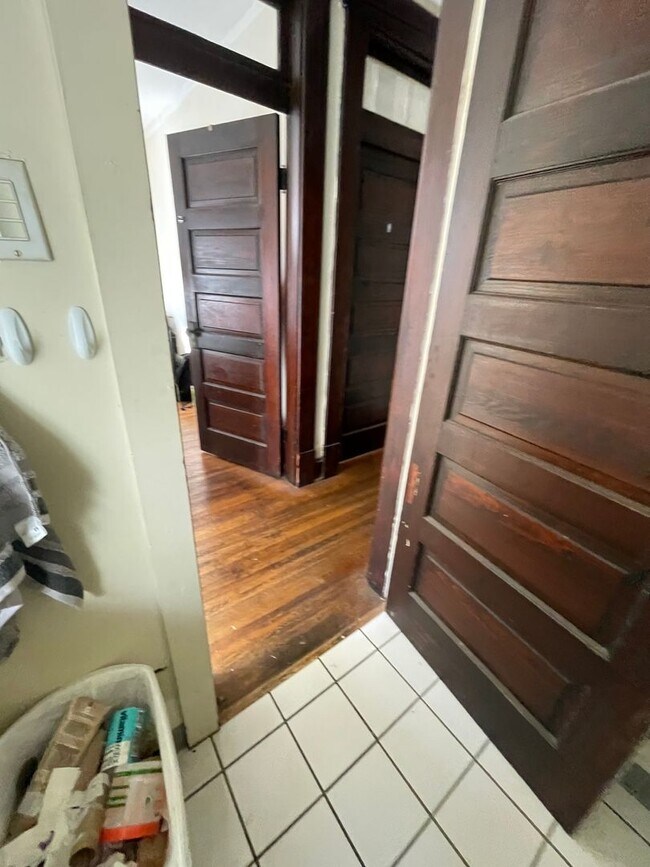 Building Photo - 3 bedroom 1 bath single family home with yard.