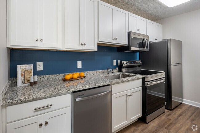 2BR, 1BA - 740SF - Kitchen - The Flats Off Main