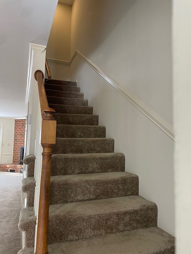 Building Photo - 2 BED, 1.5 BATH TWO STORY TOWNHOME!