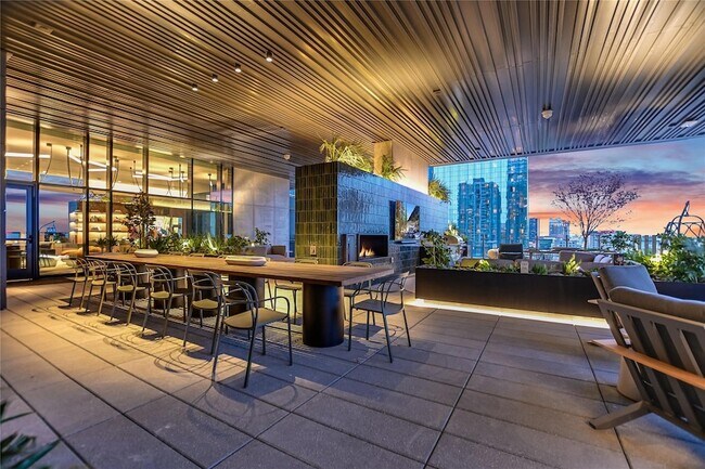 Building Photo - 610 Davis St