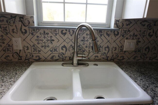 Building Photo - 8302 Park St