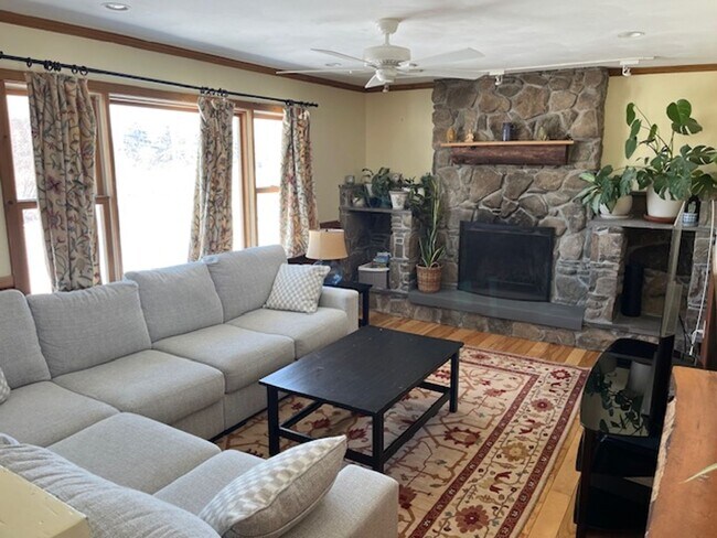 Building Photo - 3 Bedroom Home in South Burlington VT Available 5/1 or anytime in April!