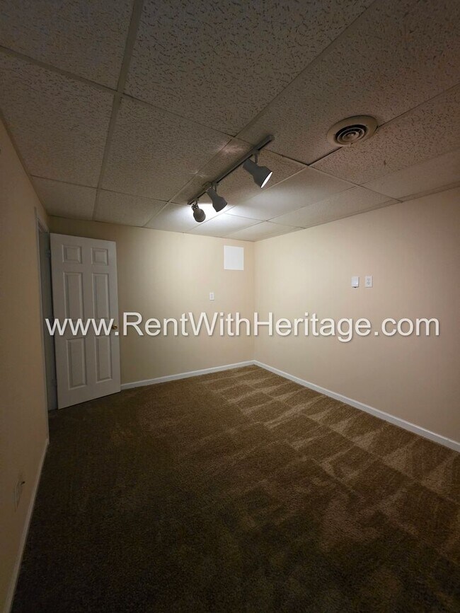 Building Photo - 6322 Hillview Ln