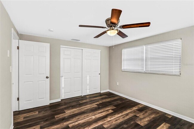 Building Photo - 1415 Classic Dr
