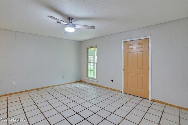 Building Photo - 757 Sandy Ln