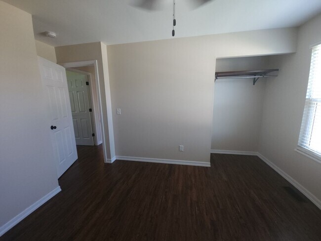 Building Photo - 3 bedroom 3 bathroom house with lots of extras
