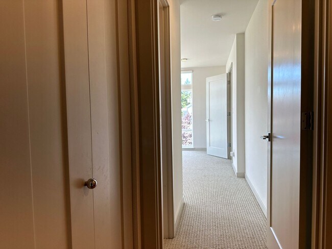 Building Photo - Gorgeous Greenlake Townhouse with Parking