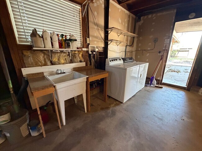 Building Photo - Adorable 3 bedroom 2 bath bungalow in Rosemont