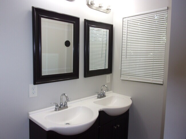 Building Photo - Recently Updated and Refreshed 3 Bedroom 2 Bath Home in Fort Mill