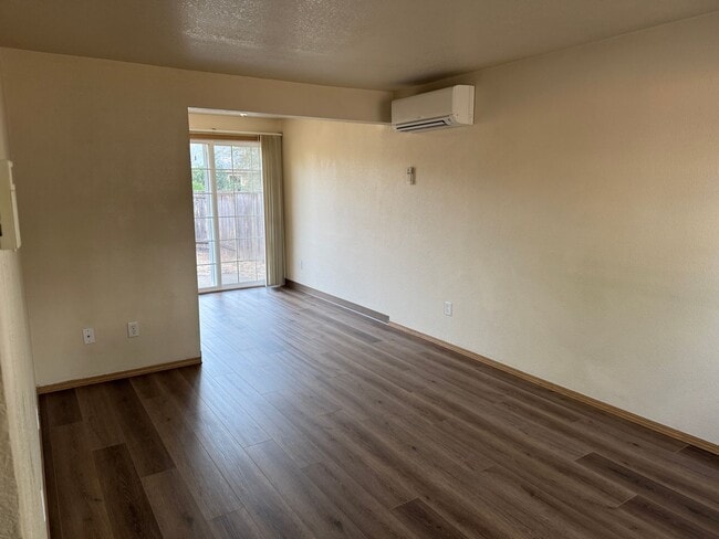 Building Photo - Updated 3 bedroom 2 bath duplex! MOVE IN S...