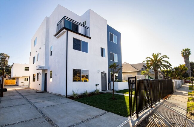 Building Photo - 912 56th St
