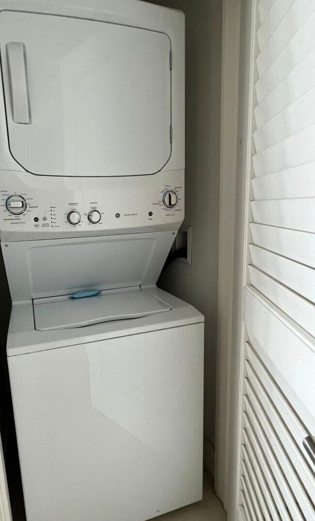 Building Photo - Seasonal Rental – Stunning Corner 1Bed/1Bath Unit with Breathtaking Ocean and Beach Views