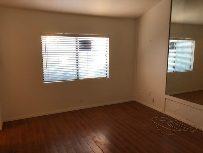 Building Photo - 4732 Lakeview Ave