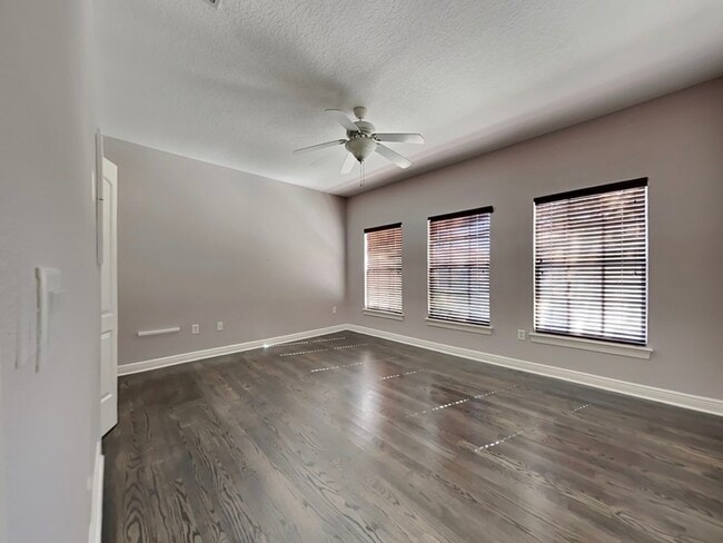 Building Photo - 422 S Habana Ave