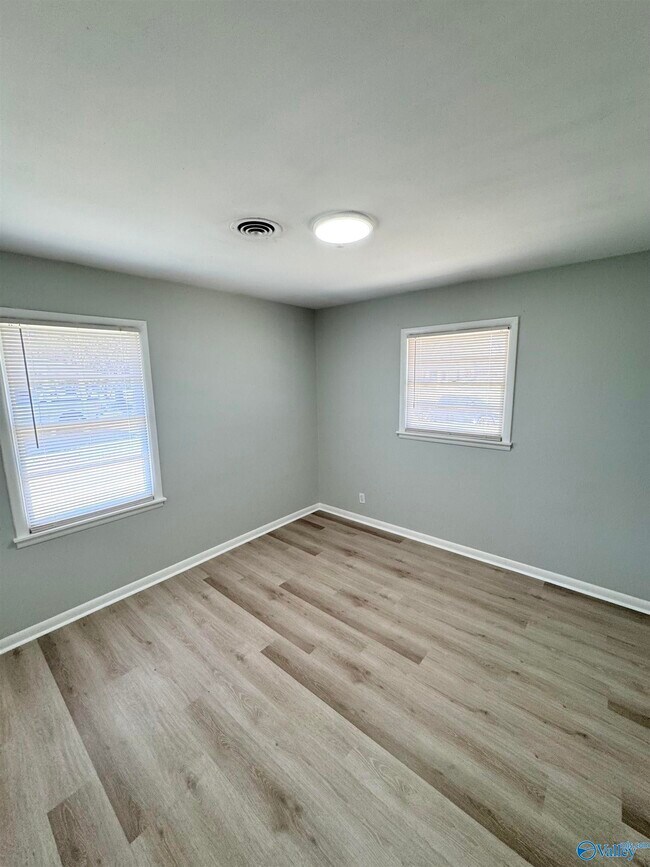 Building Photo - 2208 Glen Iris Cir NW