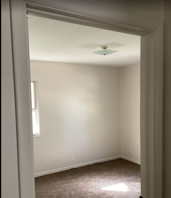 Building Photo - Month to Month