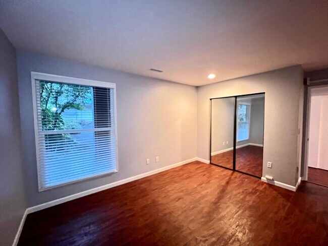 Building Photo - Bothell Landing Condo