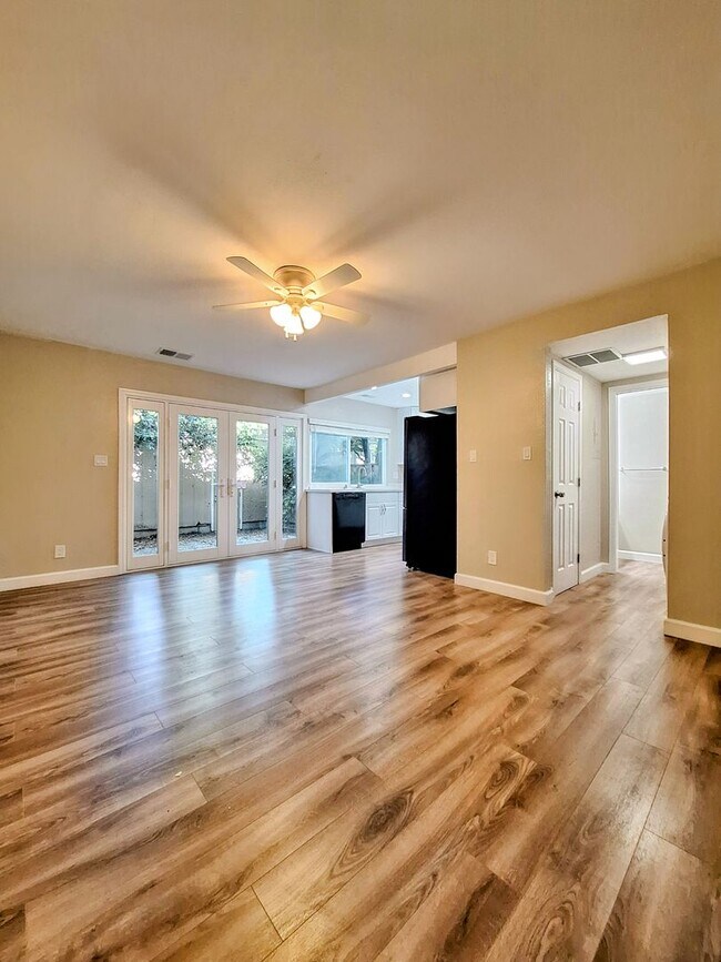 Building Photo - Beautiful & Spacious 3bd Townhouse w/Detached Garage