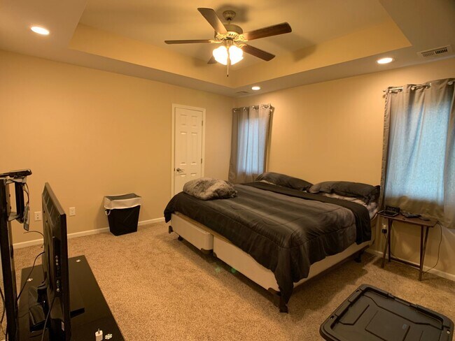 Building Photo - SUPER CUTE DUPLEX ON THE WEST SIDE OF TOWN!