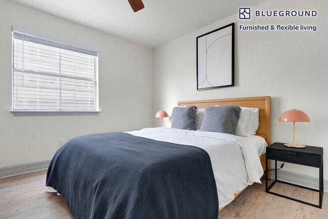 Building Photo - 201 E 4th St