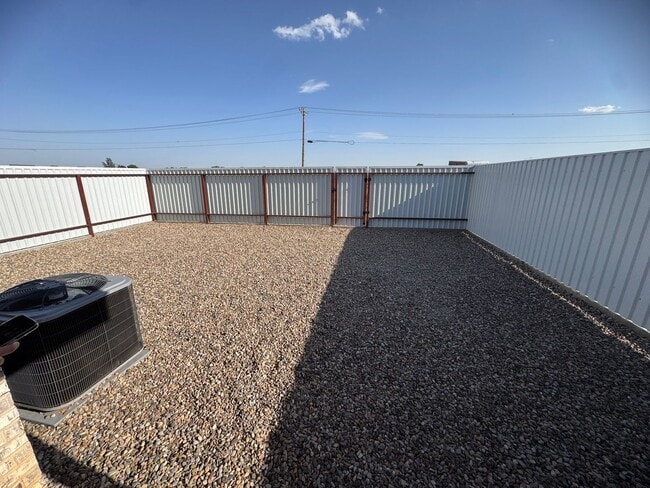 Building Photo - 108 Chisum Dr
