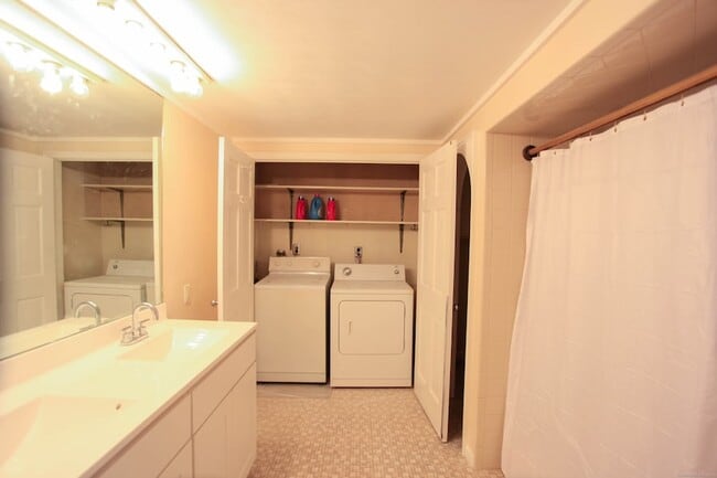 Building Photo - 66 Barnett St