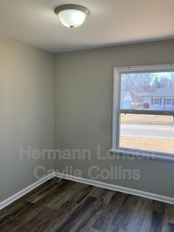 Building Photo - 9840 Medford Dr