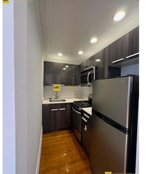 Building Photo - 254 Newbury St