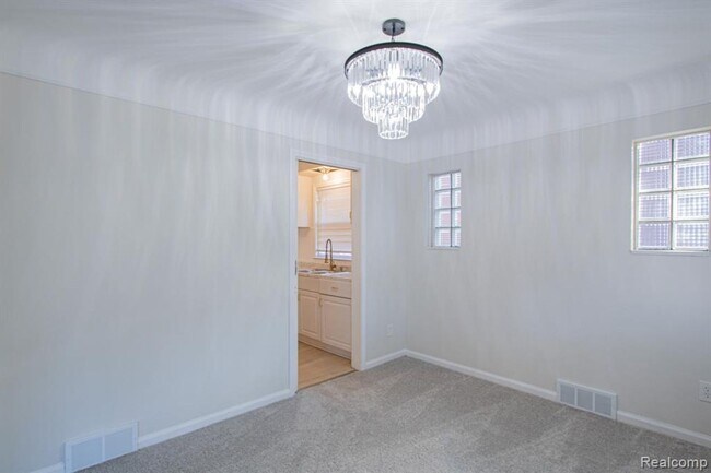 Building Photo - Beautifully renovated brick bungalow