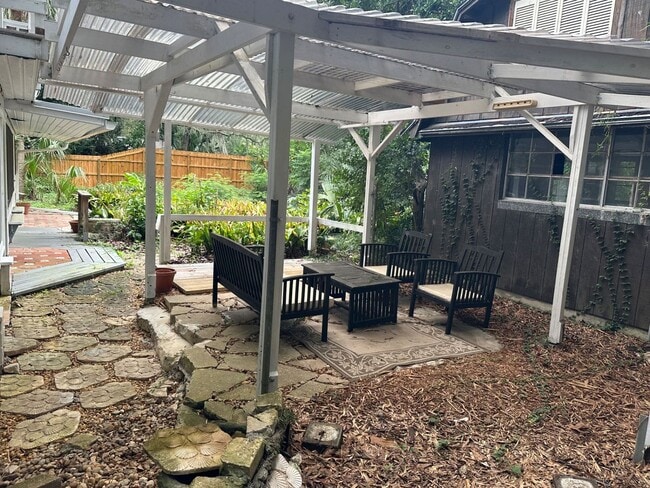 Building Photo - Charming 3 Bedroom w/ study that can be 4th bedroom, 3 Bath Home in Florida Park – Hardwood Floor...