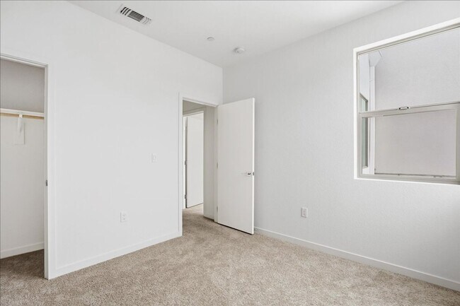 Building Photo - 6117 Bridgecross Dr