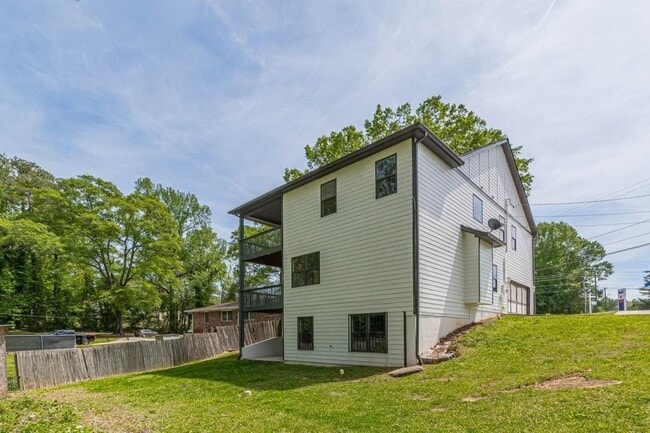 Building Photo - 1410 Eastland Rd SE