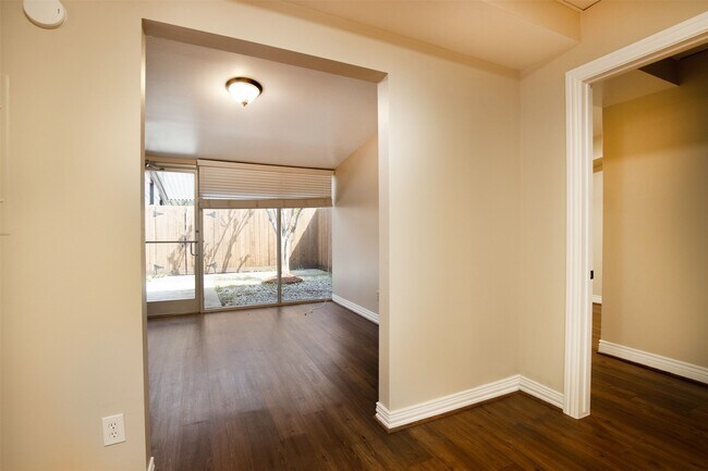 Building Photo - 2098 Harland Dr
