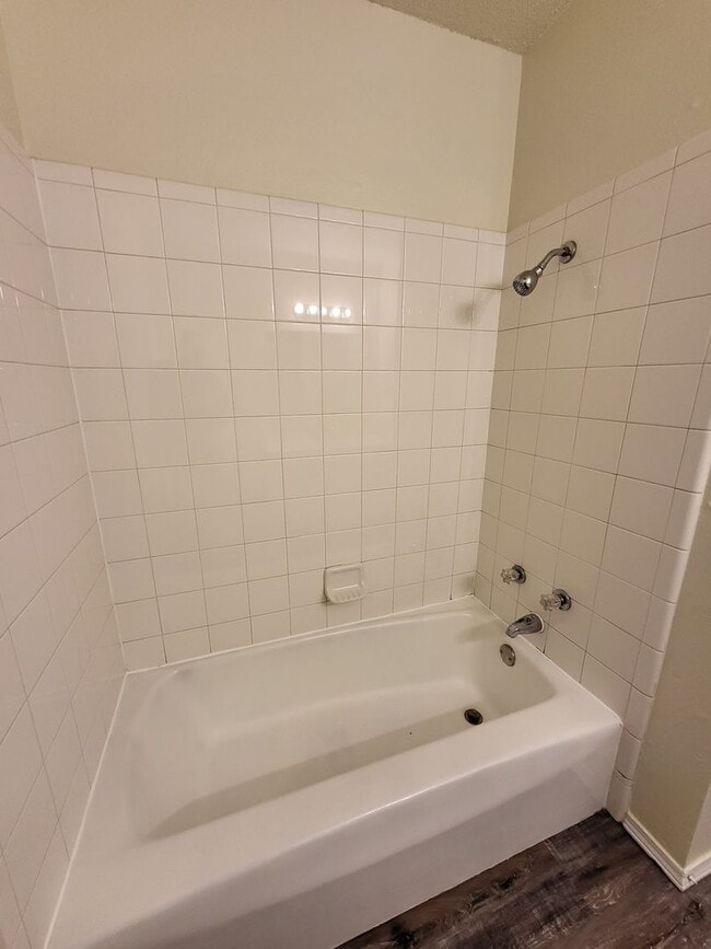 Building Photo - (3) Bed/(1.5) Bath Avail NOW!