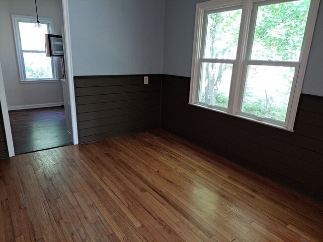 Building Photo - 3 Bedroom home, great location!