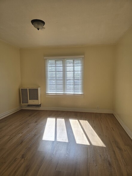 Building Photo - 2812 3/4 Hillcrest Dr