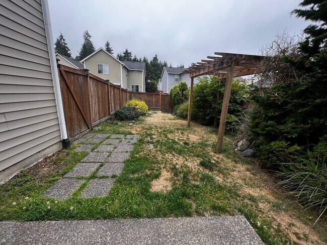 Building Photo - DuPont 2365 SF 3 bedroom plus loft home.