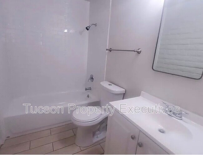 Building Photo - 319 E Blacklidge Dr