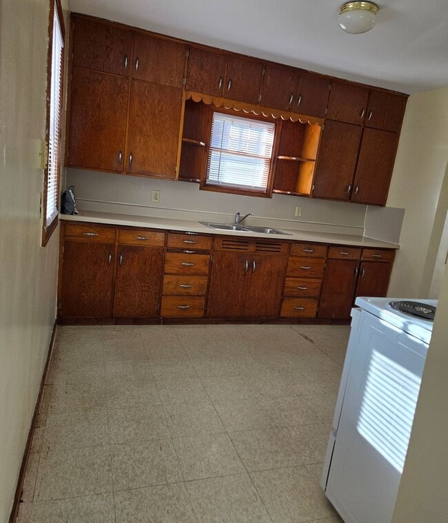 Building Photo - 1220 Oak Ave