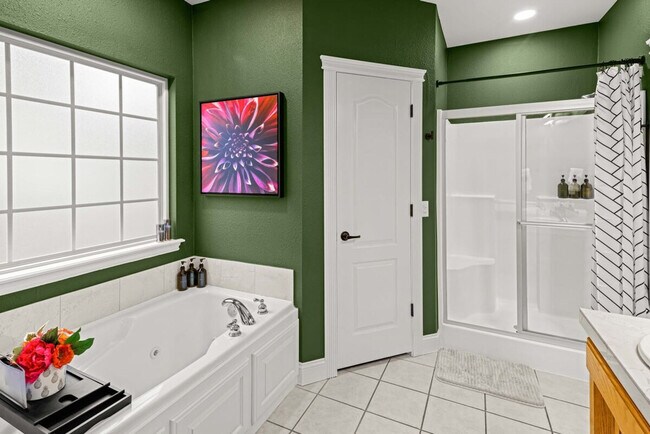 Building Photo - 1802 NW Mustang Ave